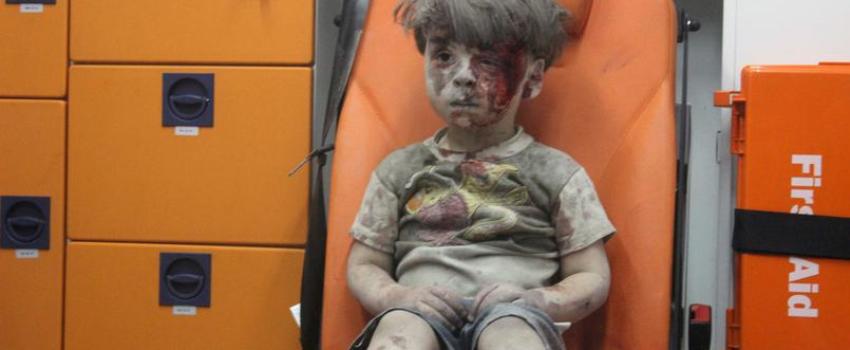 Omrane, le petit Syrien sauvé des décombres d’Alep, réapparaît sur les médias du régime