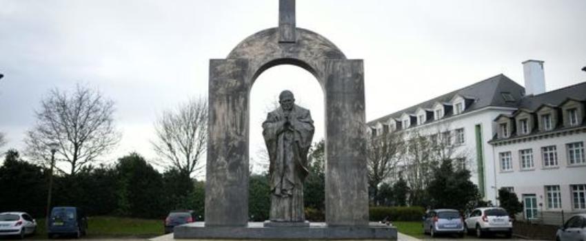 Bretagne: La statue de Jean-Paul II va devoir se séparer de sa croix