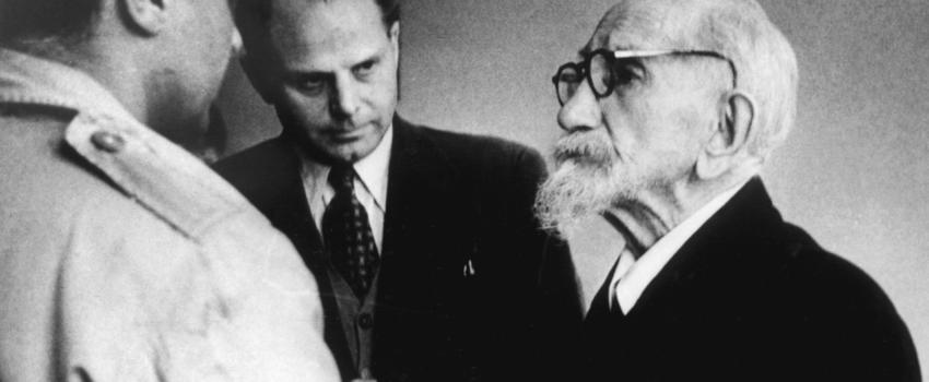 Maurras effacé : la décision de Nyssen critiquée par deux grands historiens