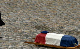 Macron face au Colonel Beltrame