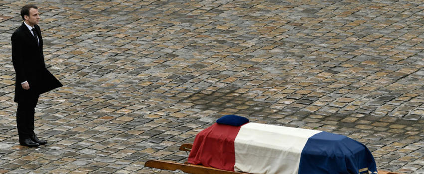 Macron face au Colonel Beltrame