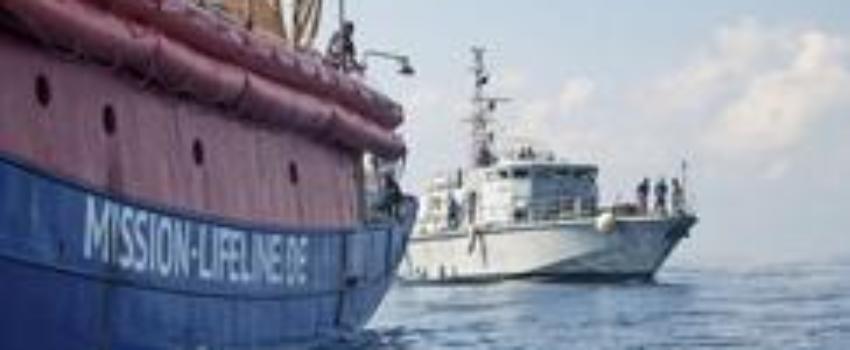 Pourquoi la manœuvre de sauvetage du Lifeline avec 233 migrants à bord est contestée