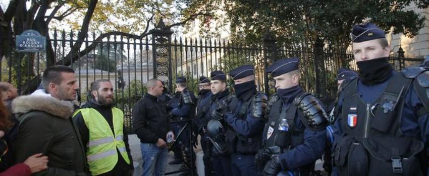 «Gilets jaunes» : Emmanuel Macron, cible et symbole de la colère