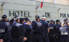 Suicides de policiers: recueillement et colère devant des commissariats