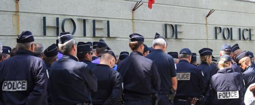 Suicides de policiers: recueillement et colère devant des commissariats