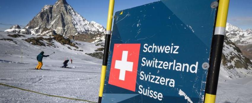 Emmanuel Macron envisage des « mesures restrictives et dissuasives » pour les Français voulant skier à l’étranger à Noël