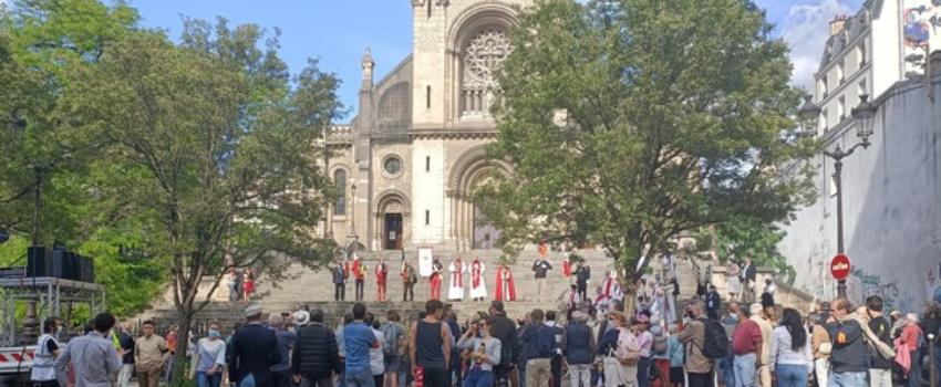 Paris : une procession en mémoire des martyrs catholiques de la Commune attaquée par des antifas