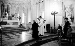 Mgr le Comte de Paris rend hommage à Louis XVI, en la chapelle royale de Dreux