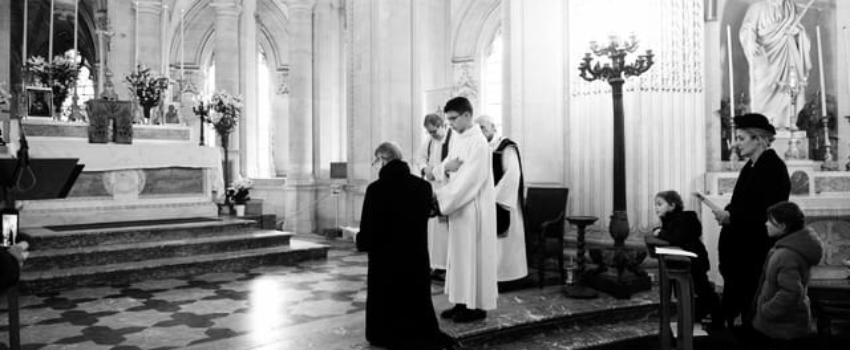 Mgr le Comte de Paris rend hommage à Louis XVI, en la chapelle royale de Dreux