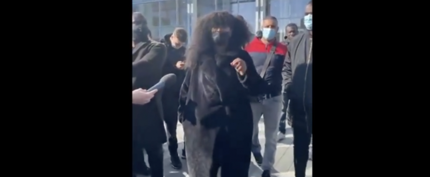 Assa Traoré évoque ses cinq frères passés par la prison… comme s’il …