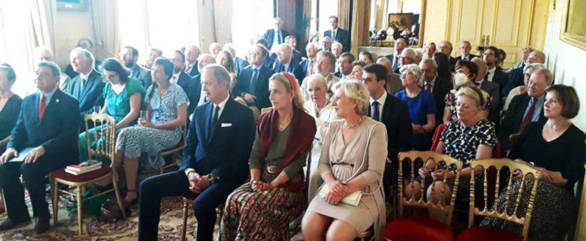 Le Comte et la Comtesse de Paris ont assisté à une conférence de Vladimir Fédorovski sur Poutine, l’Ukraine et les relations franco-russes.