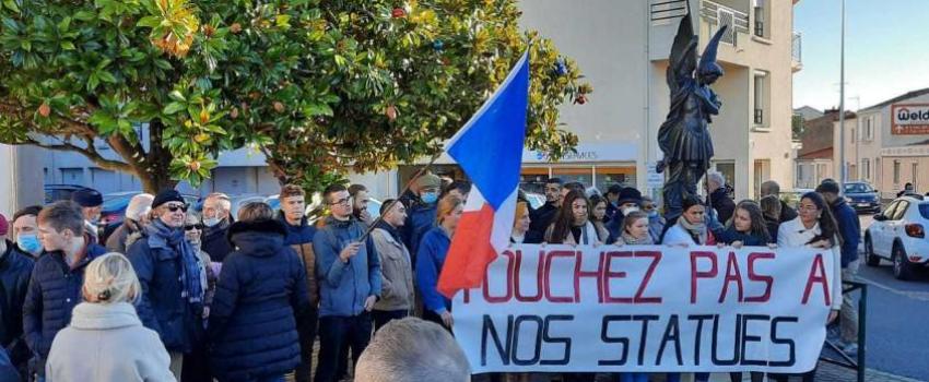 « Touche pas à ma statue » : Ils manifestent aux Sables-d’Olonne pour défendre saint Michel