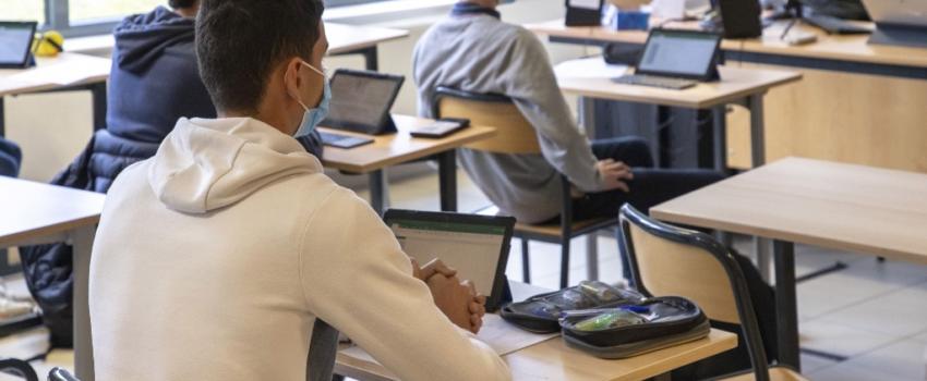 « Wallah écarte-toi » : un élève menace et bouscule violemment sa professeur pour sortir de classe