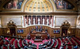 Passe vaccinal : le Sénat adopte le projet de loi, avec des modifications qui agacent l’exécutif
