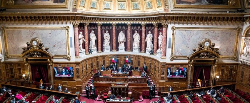 Passe vaccinal : le Sénat adopte le projet de loi, avec des modifications qui agacent l’exécutif