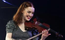 La musicienne suisse de renom Julie Berthollet agressée au couteau en plein Paris. Très choquée, elle décide de quitter la France