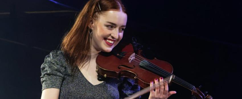 La musicienne suisse de renom Julie Berthollet agressée au couteau en plein Paris. Très choquée, elle décide de quitter la France