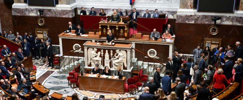 La comédie parlementaire : Qui est raciste ?
