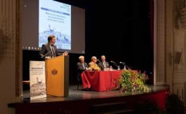 Le Comte de Paris à Dreux au colloque célébrant le millénaire du rattachement du comté de Dreux à la Couronne de France. Un colloque destiné aussi à présenter le domaine royal de Dreux 